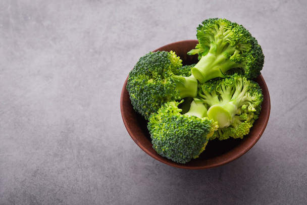 Masada taze çiğ yeşil brokoli. Diyet sağlıklı ürün. - Fotoğraf, Görsel
