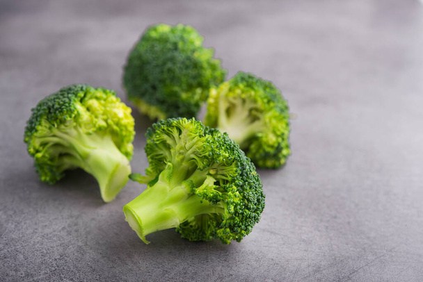 Frischer roher grüner Brokkoli auf einem Tisch. Gesunde Ernährung. - Foto, Bild
