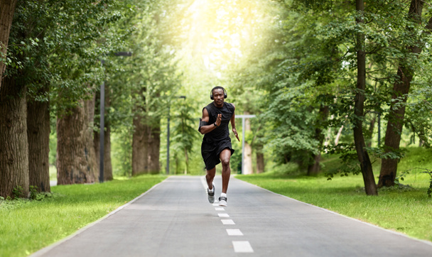 Atletický africký muž se připravuje na maraton v parku - Fotografie, Obrázek