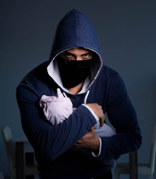 Kriminelle stehlen Baby in menschlichem Kinderaufspürkonzept - Foto, Bild