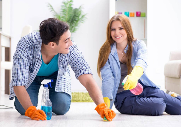 Fiatal család takarítja a házat - Fotó, kép