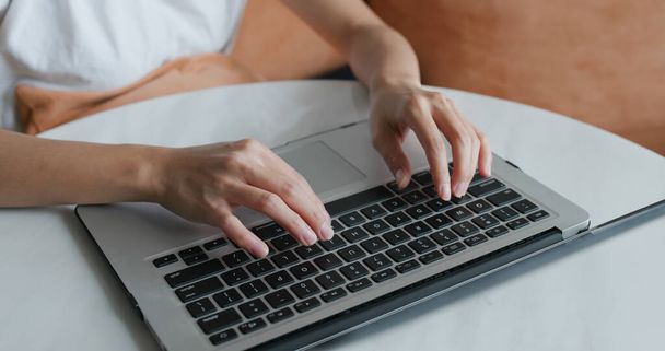 Женщина работает на ноутбуке дома - Фото, изображение
