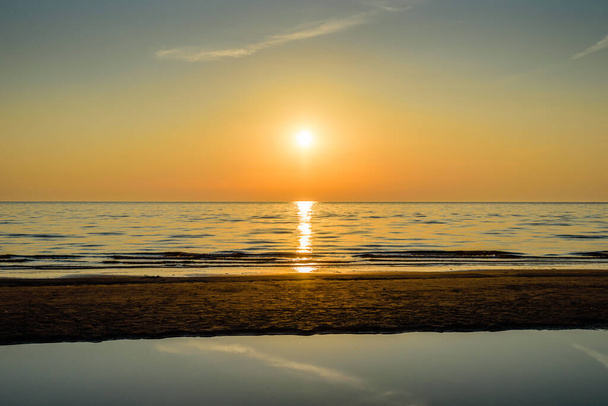 Чудовий захід сонця на морі. Балтійське море на заході сонця, Нарва-Йоесуу, Естонія. Narva-Joesuu - морський курорт і популярне місце відпочинку в Естонії. - Фото, зображення