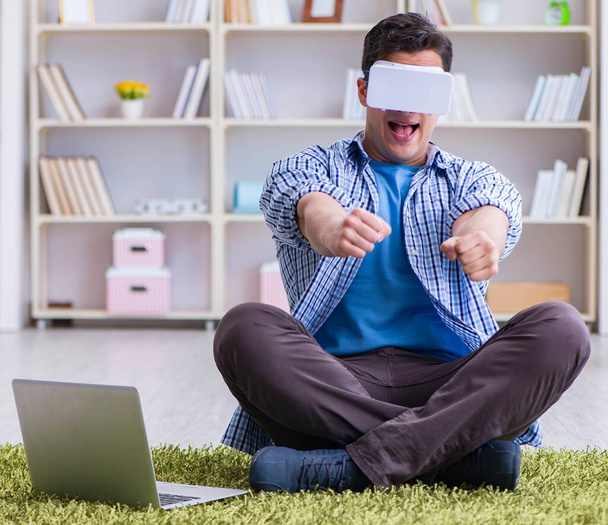 Estudiante independiente con gafas de realidad virtual en casa - Foto, imagen