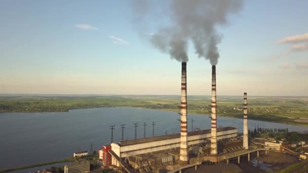 石炭発電所から灰色の汚れた煙と背の高い煙突パイプの空中ビュー。化石燃料を用いた電気の生産. - 映像、動画