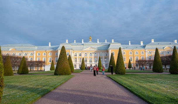 Peterhof, Petersburg, Rosja - 16.11.2019: Pałac Peterhof, na zamówienie Piotra Wielkiego.  - Zdjęcie, obraz