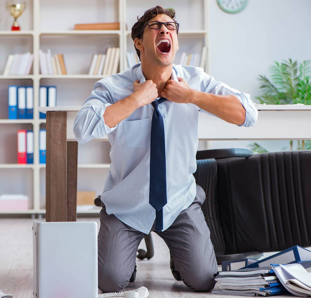 Bankrupt businessman angry in the office floor - Photo, Image