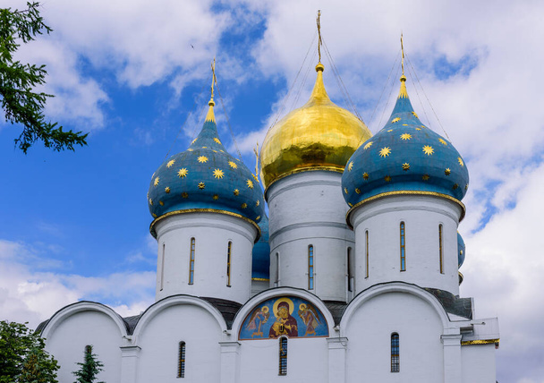 La cúpula de la catedral ortodoxa contra el cielo azul. La Santísima Trinidad - San Sergio Lavra en Sergiev Posad cerca de Moscú, Rusia, atracción turística como parte del Anillo de Oro de Rusia
. - Foto, Imagen