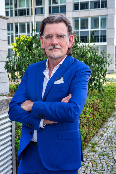 portrait of handsome businessman in blue suit standing outside - Foto, Imagem