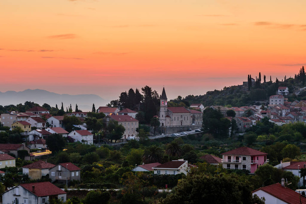 Trpanj町は、クロアチアのダルマチア地方ペレジャツ半島にある絵のように美しいリゾートタウンです。夜明けの美しい景色. - 写真・画像