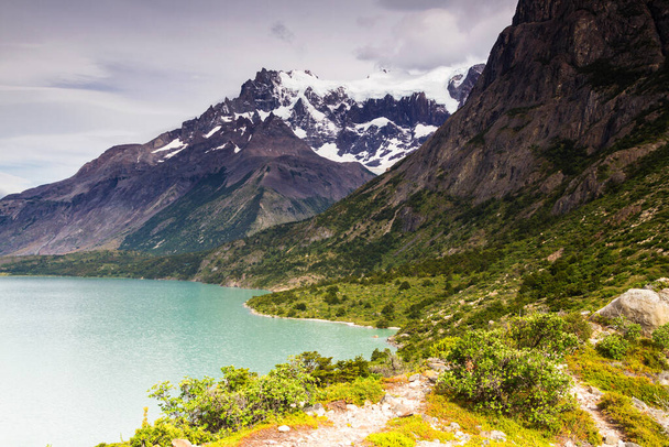 Beauté épique du paysage le parc national Torres del Paine dans le sud du Chili. Lago Nordernskjold et les montagnes en arrière-plan - Photo, image