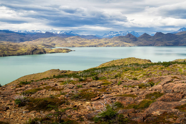 Beauté épique du paysage le parc national Torres del Paine dans le sud du Chili. Lago Nordernskjold et les montagnes en arrière-plan - Photo, image