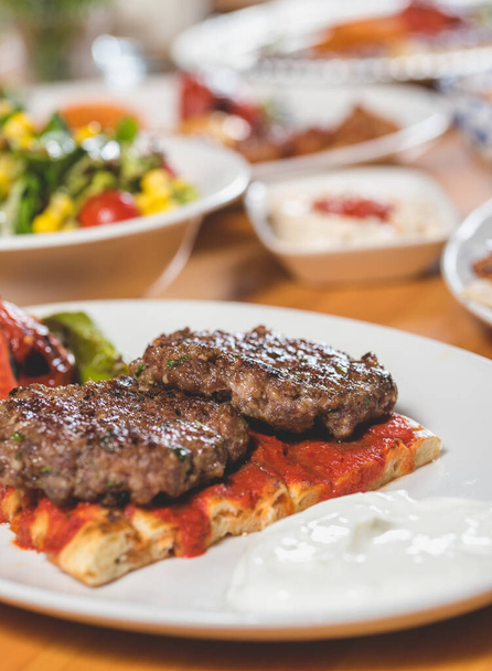 Kofte traditionnel turc. Boulettes de viande épicées Kebab ou Kebap. - Photo, image