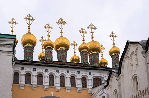 Moskova Kremlin, Moskova, Rusya 'daki Katedral meydanındaki Patrik Sarayı' nın altın kubbeleri. - Fotoğraf, Görsel