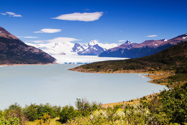 Perito Moreno glacier in Patagonia, Argentina. Los Glaciares National Park in the Santa Cruz province, Argentina. It is one of the most important tourist attractions in the Argentine Patagonia - Фото, изображение