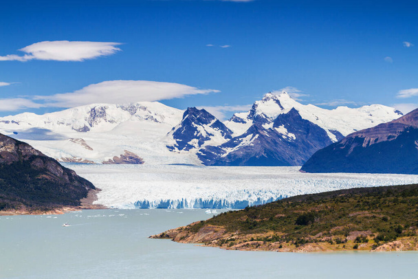 Perito Moreno glacier in Patagonia, Argentina. Los Glaciares National Park in the Santa Cruz province, Argentina. It is one of the most important tourist attractions in the Argentine Patagonia - Фото, изображение