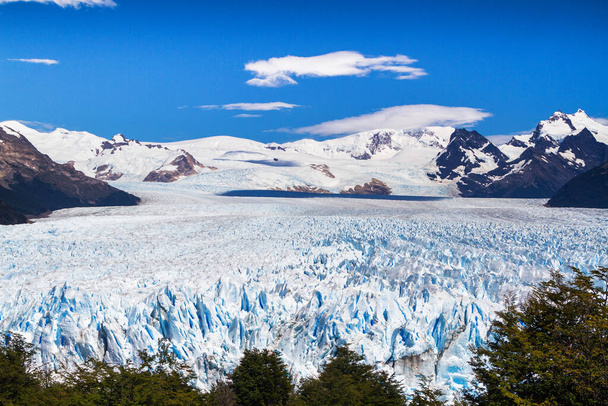 Patagonya, Arjantin 'deki Perito Moreno buzulu. Arjantin 'in Santa Cruz eyaletindeki Los Glaciares Ulusal Parkı. Patagonya 'nın en önemli turistik merkezlerinden biridir. - Fotoğraf, Görsel
