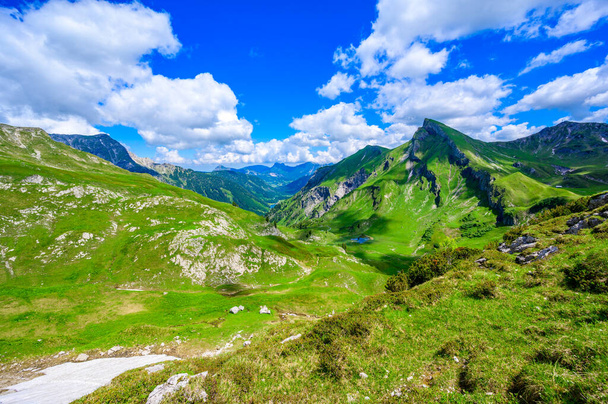 Alplsee e Rote Spitze Montagna a Tannheimer Tal con il Vilsalpsee sullo sfondo, bellissimo paesaggio montano nelle Alpi a Tannheim, Reutte, Tirolo - Austria - Foto, immagini