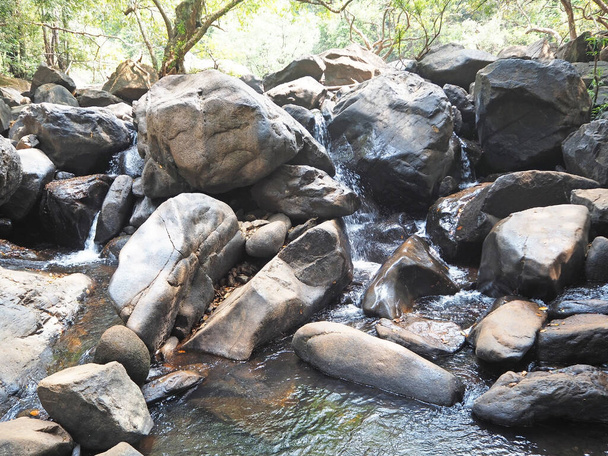 Prachtig landschap met enorme rotsblokken waardoor de rivier langzaam stroomt - Foto, afbeelding