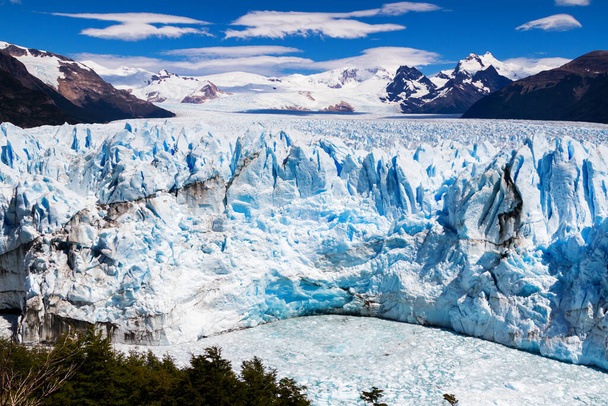 Patagonya, Arjantin 'deki Perito Moreno buzulu. Arjantin 'in Santa Cruz eyaletindeki Los Glaciares Ulusal Parkı. Patagonya 'nın en önemli turistik merkezlerinden biridir. - Fotoğraf, Görsel