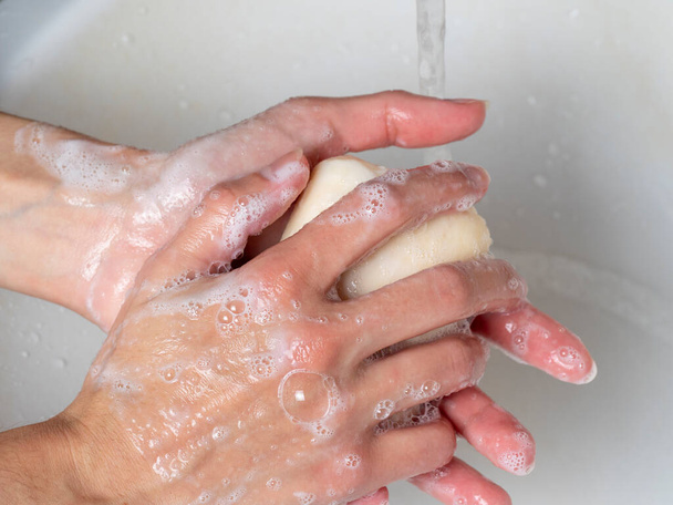 石鹸で手を洗う。個人衛生の概念、ウイルスや微生物に対抗する - 写真・画像