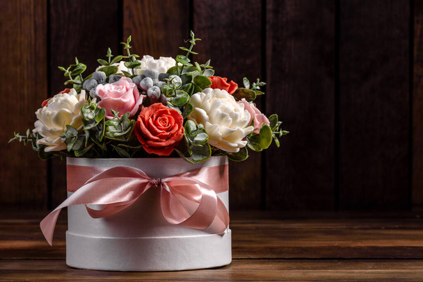 Ramo de hermosas flores de color rosa brillante en una caja de cartón cilíndrico de regalo. Ramo de regalo de flores de jabón - Foto, Imagen