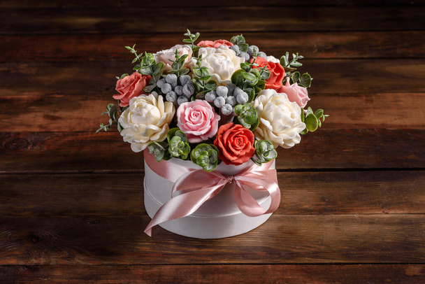 Ramo de hermosas flores de color rosa brillante en una caja de cartón cilíndrico de regalo. Ramo de regalo de flores de jabón - Foto, Imagen