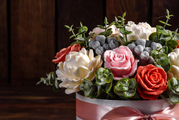 Kimppu kaunis kirkas ruusu kukkia lahja lieriömäinen pahvilaatikko. Lahja kukkakimppu saippua kukkia - Valokuva, kuva
