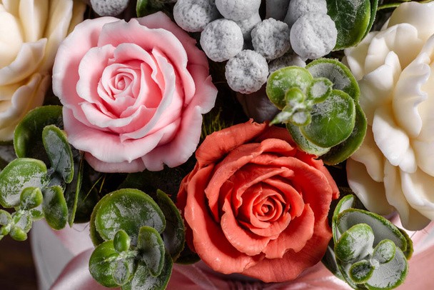 Bouquet di bei fiori di rosa brillante in una scatola di cartone cilindrico regalo. bouquet regalo di fiori di sapone - Foto, immagini