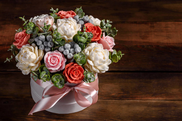 Μπουκέτο με όμορφα φωτεινά λουλούδια τριαντάφυλλο σε ένα δώρο κυλινδρικό κουτί από χαρτόνι. Μπουκέτο με σαπούνια - Φωτογραφία, εικόνα