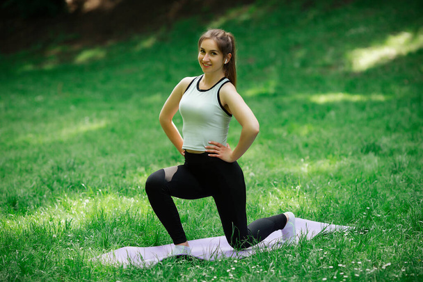 healthy lifestyle, girl playing sports,. She is in sportswear - Zdjęcie, obraz