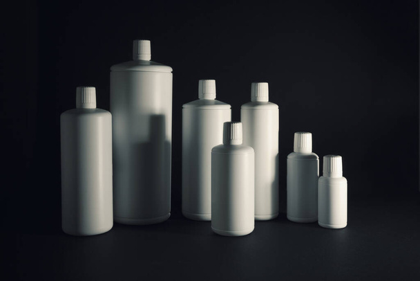 bottiglia di plastica bianca su sfondo nero - Foto, immagini