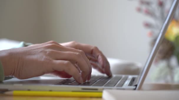 Mujer asiática de negocios usando computadora portátil en el escritorio, manos femeninas escribiendo en el portátil con teclado trabajando en casa
 - Imágenes, Vídeo