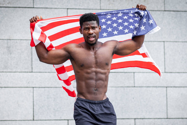 a fekete élet fogalma. Agresszív afro-amerikai fickó amerikai zászló tiltakozások és kiáltások, hazafi aktivista Amerika lázadást szül, másolja tér - Fotó, kép