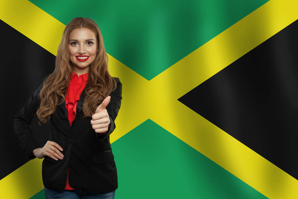 Ταξίδια και σπουδές στην Τζαμάικα έννοια με Pretty κορίτσι φοιτητής με φόντο τη σημαία της Τζαμάικα - Φωτογραφία, εικόνα