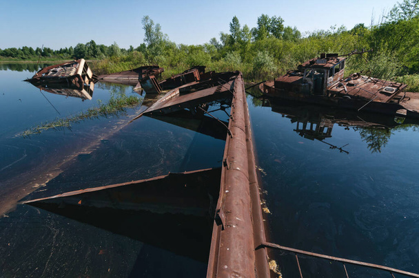 Barcaças abandonadas afundadas Barcos no rio Pripyat na zona de exclusão de Chernobyl. Usina nuclear de Chernobyl Zona de Alienação na Ucrânia União Soviética
 - Foto, Imagem