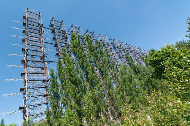Prypiat, Çernobil Yasak Bölgesi 'nde terk edilmiş eski Çernobil-2 Duga Radar Sistemi. Ukrayna Sovyetler Birliği 'nde Çernobil Nükleer Santrali Yabancılaşma Bölgesi - Fotoğraf, Görsel