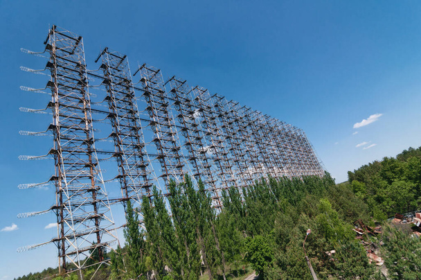 元軍用チェルノブイリ2号機のジュガ・レーダー・システムをチェルノブイリのプライパートの除外区域に放棄した。ウクライナのチェルノブイリ原子力発電所の区域｜ソ連 - 写真・画像