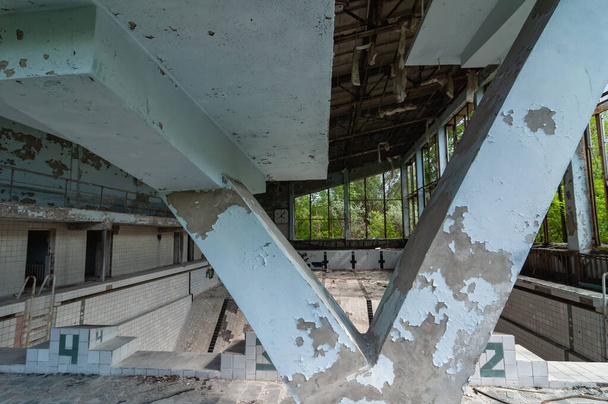 Azure Zwembad in Pripyat, Tsjernobyl uitsluitingszone. Tsjernobyl Kerncentrale Zone van vervreemding in Oekraïne Sovjet-Unie - Foto, afbeelding
