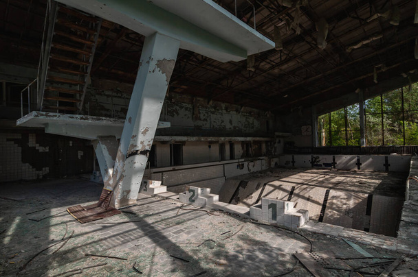Pripyat 'ta Azure Yüzme Havuzu, Çernobil Yasak Bölgesi. Ukrayna Sovyetler Birliği 'nde Çernobil Nükleer Santrali Yabancılaşma Bölgesi - Fotoğraf, Görsel