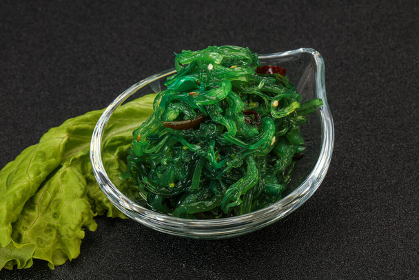 白を基調としたグリーンチュカのサラダトップビュー。わかめシーケルプサラート、チュッカ海の雑草、健康藻類食品 - 写真・画像
