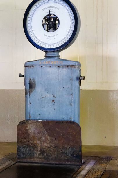 Vintage food scale.. Za starých časů se běžně používaly šupiny pro mechanické potraviny. Tento byl použit v jedné z vinařů v Maipu, poblíž Mendoza, Argentina - Fotografie, Obrázek