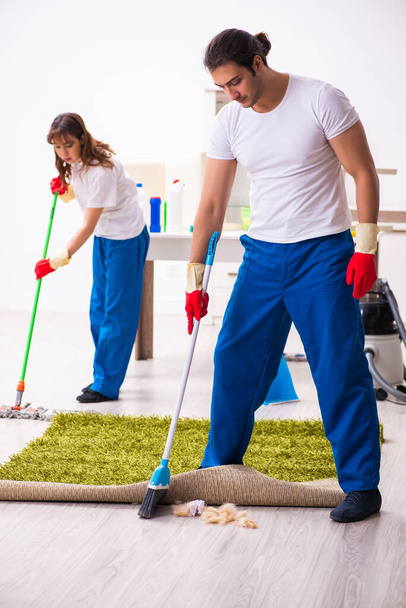 Junges Paar erledigt Hausarbeit zu Hause - Foto, Bild