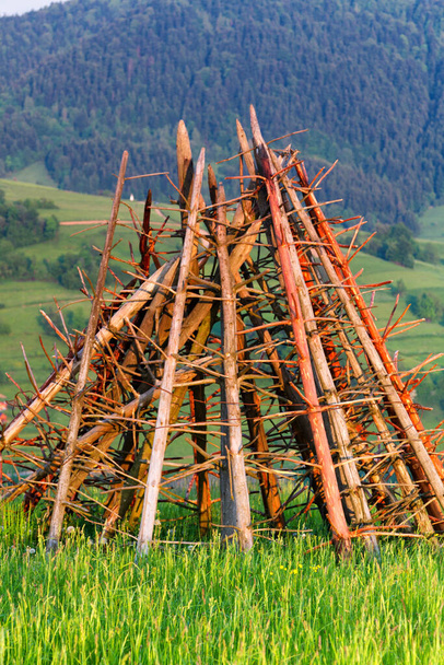 Construções tradicionais eslovenas para secar feno e armazenamento de madeira, palheiro no campo montanhoso nas montanhas Beskid Sadecki, Polônia
 - Foto, Imagem