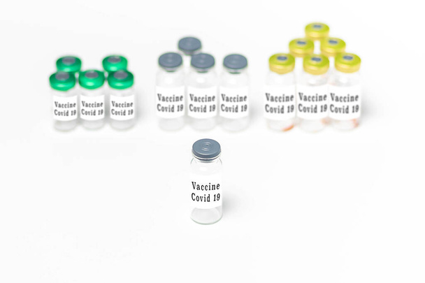 Frascos para injetáveis médicos limpos, usados e vazios com tampas isoladas sobre fundo branco. Vacina contra o coronavírus
 - Foto, Imagem