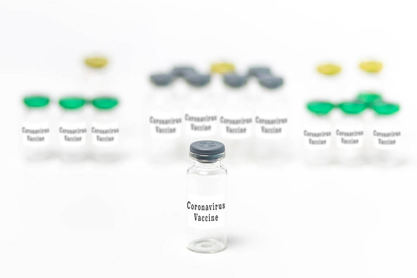 Prázdné injekční lahvičky s uzávěrem pro koronavirovou vakcínu, Covid 19 izolovaných. Ukázka, pozadí, šablona  - Fotografie, Obrázek