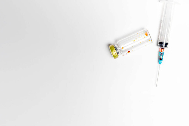 Použitá injekční lahvička a injekční stříkačka izolované na bílém pozadí. Nápis pro zpracování, pohled shora, místo pro kopírování - Fotografie, Obrázek