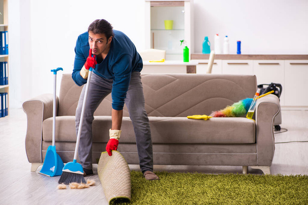 Fiatal férfi férj csinál házimunkát otthon - Fotó, kép