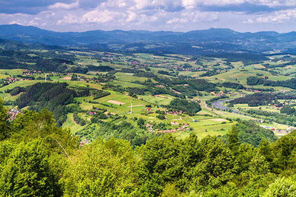 View of Polish town Rytro from Beskidy Mountains (Beskid Sadecki). Beskid Sadecki is a part of Karpaty (Carpathian mountains). Europe - Foto, Imagen