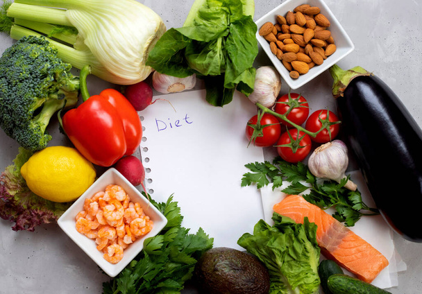Keto vihanneksia ympärillä valkoinen arkki kirjoitus ruokavalio. Oikea tasapainoinen ravitsemus. - Valokuva, kuva